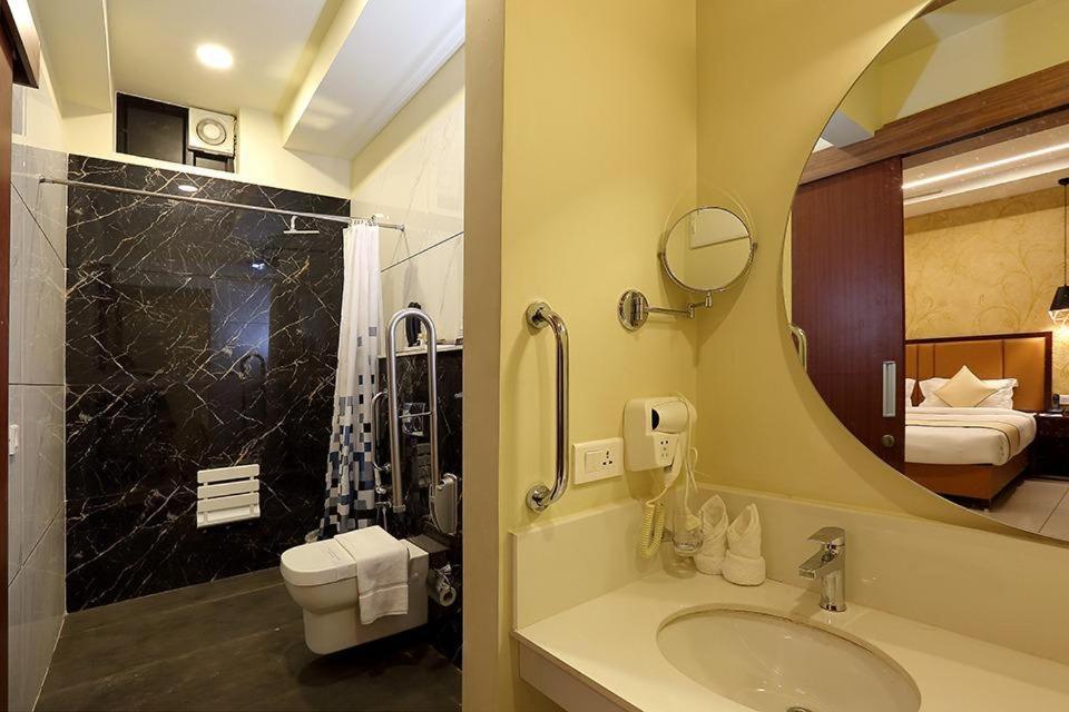 Hotel New York Square Kottayam Exteriör bild