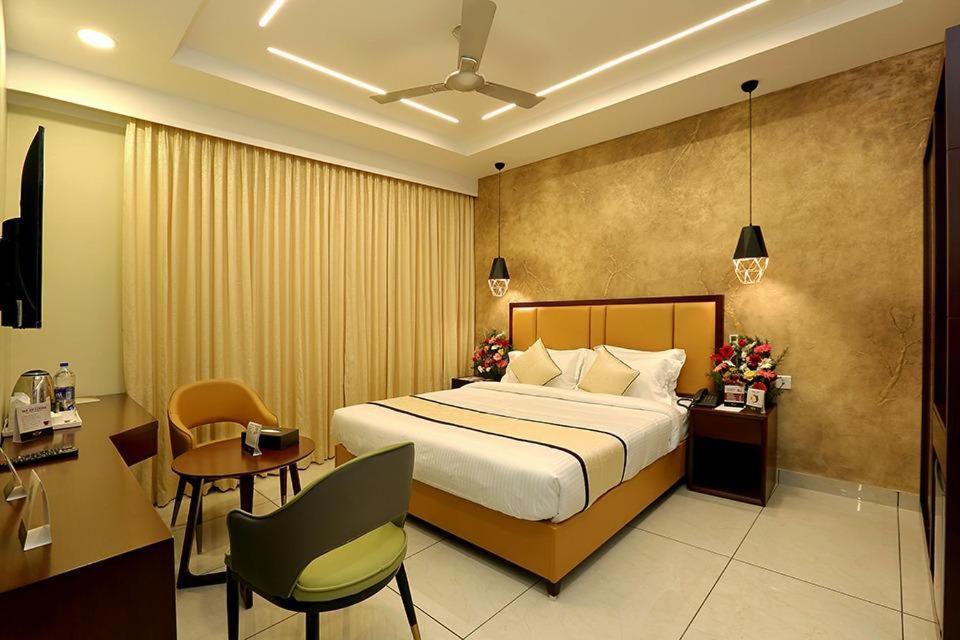 Hotel New York Square Kottayam Exteriör bild