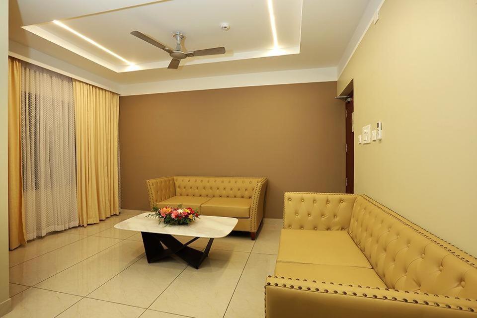 Hotel New York Square Kottayam Exteriör bild