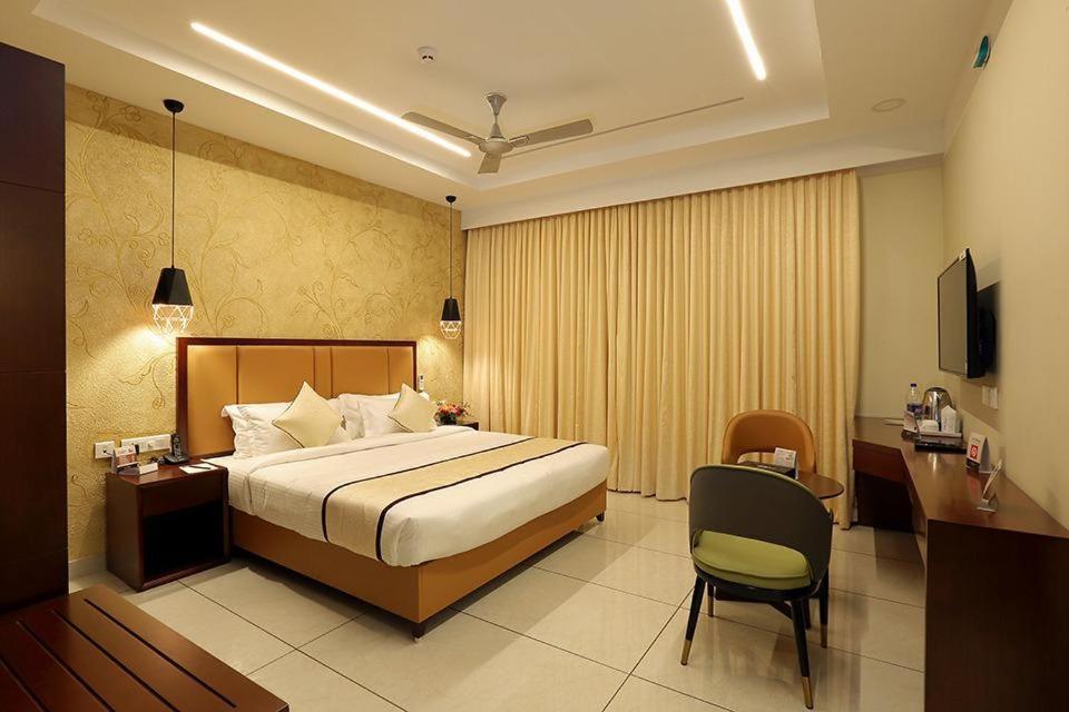 Hotel New York Square Kottayam Exteriör bild