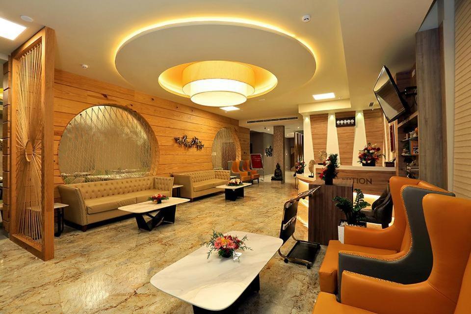Hotel New York Square Kottayam Exteriör bild